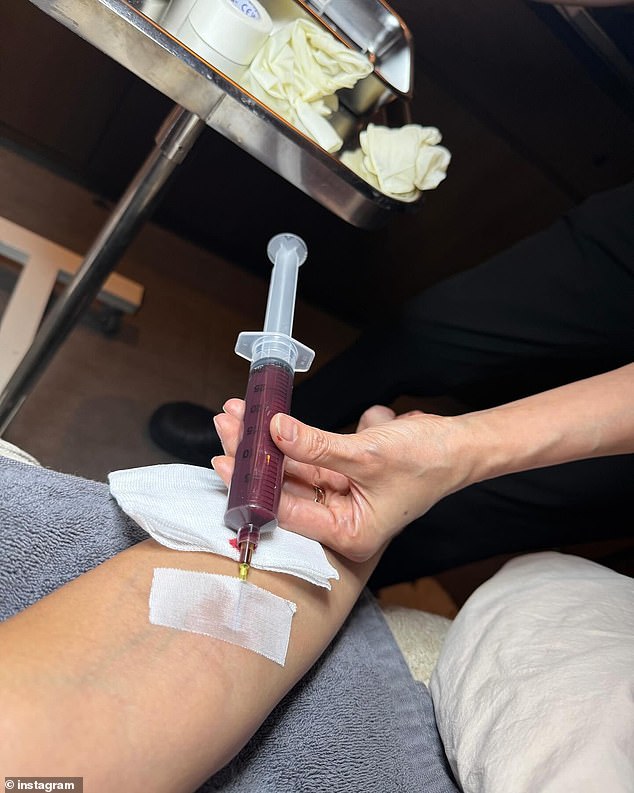 Na jednoj slici, 44-godišnja diva iz Calabasa, ruku je ubrizgana ljubičastom tekućinom dok je djelomično zavezana. Jedan sljedbenik pitao je je li joj ubrizgano što 'izgleda kao smoothie' i upravo je to izgledalo: 'Što ubrizgavate u ruku izgleda kao smoothie'