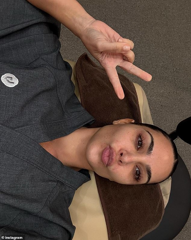 Kardashian je izgledala da ima vrlo jasnu kožu dok je dodala Mauve ruž za usne