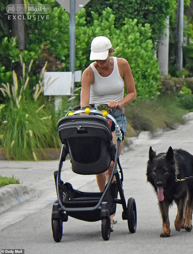 U jednom je trenutku majka doting viđena kako se smiješi i hladi njenom djetetovom sinu u svojoj kolica