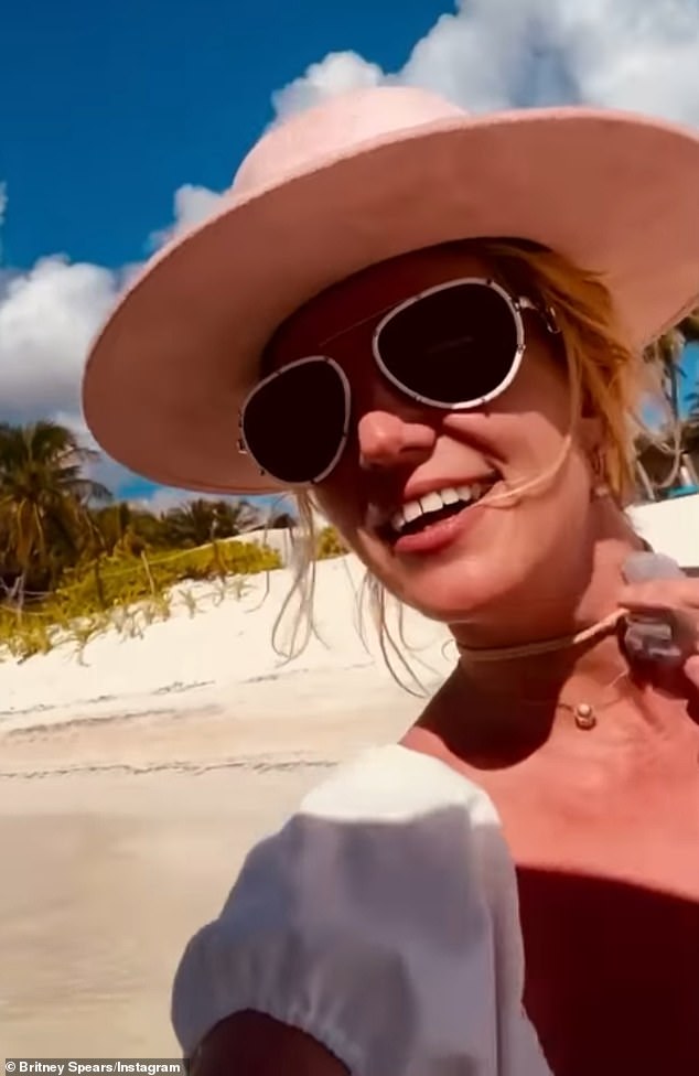 Britney je nosila ružičasti šešir u stilu Joanne i skrenula je pozornost na svog cvjetnog chokera, koji je komad iz njenog nadolazećeg brenda nakita, B. Tiny