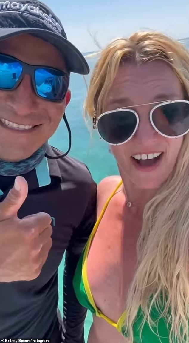 U istom Instagram videu, Britney je predstavila svoje društvene medije od 157,2 milijuna, slijedeći 'najnevjernije muškarce ovdje u ovoj vodi', istovremeno utječući na britanski naglasak