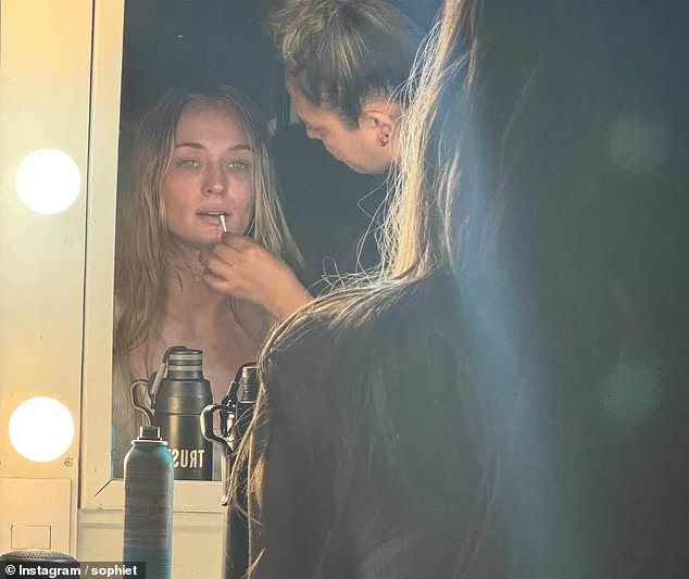 Zvijezda Game of Thrones, 29 godina, izgledala je svjetove daleko od svog uobičajenog glamuroznog jastva dok se transformirala u svoj pretučeni i krv, Lauren Lane