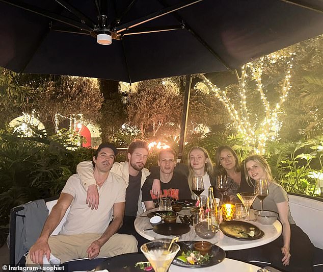 Sophie zvijezde u izdanju zajedno s Billyjem Campbellom, Peterom Mensah, Forrestom Goodluckom i Gianni Paolo