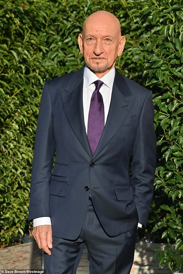 Član glumačke glumačke skupine Sir Ben Kingsley, 81, koji glumi Ibrahama, izgledao je sofisticirano dok je izišao u mornaricu, dvodijelno odijelo