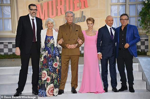 Na slici lijevo udesno: Richard Osman, Dame Helen Mirren, Pierce Brosnan, Celia Imrie, Sir Ben Kingsley i Chris Columbus