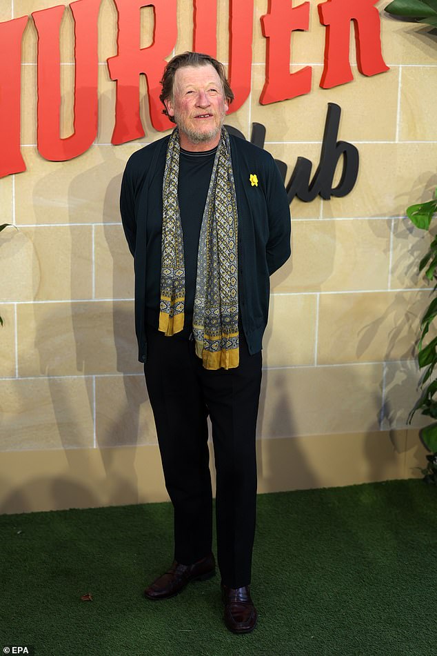 Član glumačke glume Geoff Bell, koji glumi Tony Curran, premijeru je dodao pop u boji dok je izišao u žuti šal kako bi odgovarao svom brošu od žutog narcisa