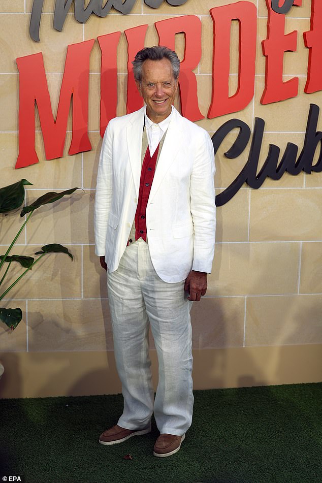 Richard E. Grant, koji glumi Bobby Tanner u The Flicku, nosio je dvodijelno bijelo odijelo na događaju koje je složio preko crvenog prsluka