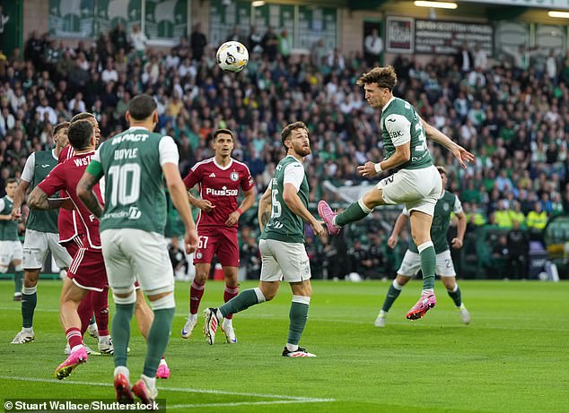 Campbell vodi pristojnu šansu nad šankom, jedna od mnogih prilika za hibs