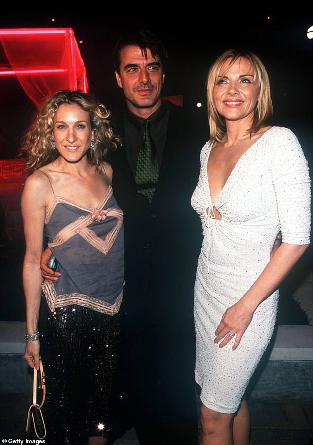I baš kao što se činilo da je glumac Chris Noth u četvrtak zauzeo stranu u Sarah Jessica Parker i Kiminu dugotrajnu svađu, jer je bio jedini iz seksa i gradske franšize koji je Kimu poželio sretan rođendan; Na slici 2000