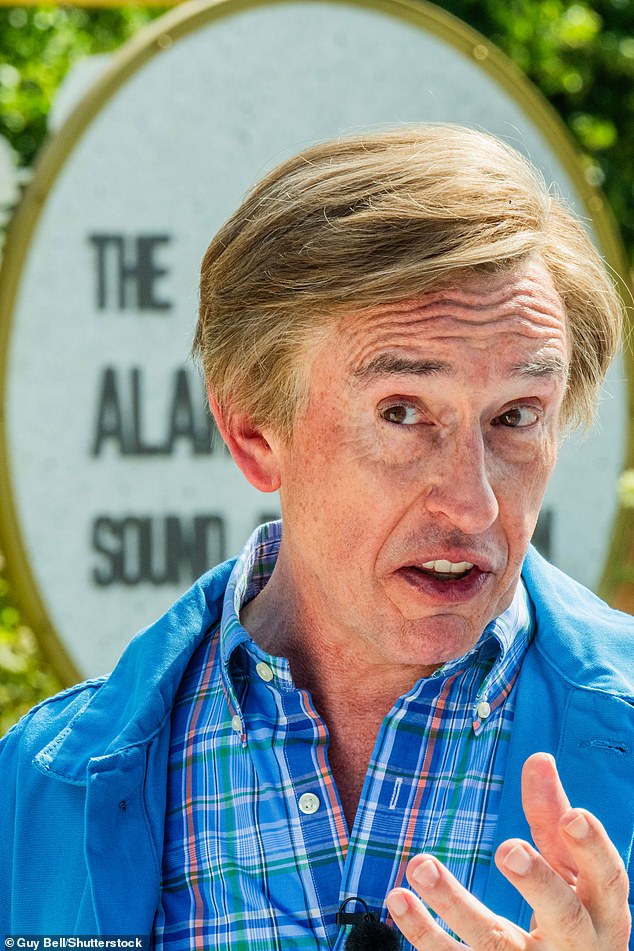 I tijekom njihovog vjenčanja u kolovozu 1999. godine, Zoe je otkrila da je glumac Steve Coogan slomio nos nakon nekoliko previše pića
