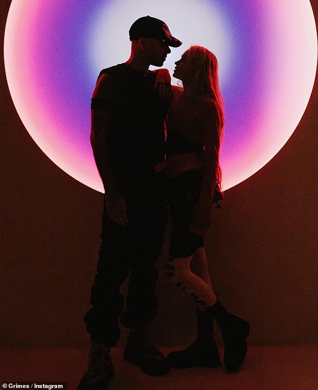 Bivši par prvi je put izašao u javnost sa svojom romansom u ožujku 2024. kada je pjevačica Oblivion podijelila Instagram post u paru