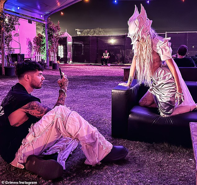 Prošle godine u travnju, Grimes je izašao na pozornicu tijekom 2024. godine Coachella Music Festival, a njezin tadašnji dečko pojavio se u nekoliko zakulisnih snimaka koje je tada dijelila u to vrijeme