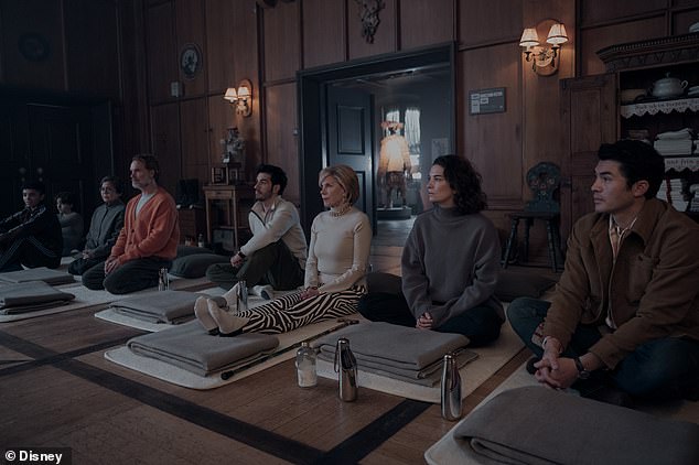 Dame su se sastale dok su se pojavile kao suigrači u drugoj sezoni Nicole Kidman-a, pod vodstvom Hulu Nine Perfect Strangers; LR Maise Richardson-Sellers, kralj princeza, Dolly Deleon, Murray Bartlett, Aras Aydin, Christine Baranski, Annie Murphy i Henry Golding