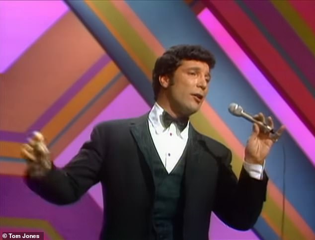 Kad je Tom prešao na svoju hitnu stazu Delilah, koji je objavljen 1968. godine, prijem publike skrenuo je zamrznuto dok se obraćao njegovoj kontroverzi