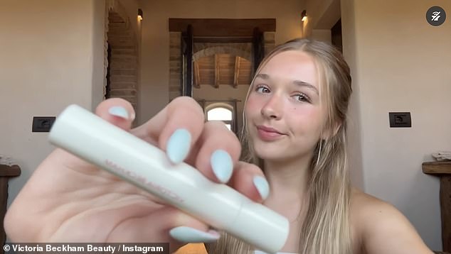 Najmlađa od četvero djece Victoria s bivšim nogometašem Davidom Beckhamom bila je na raspolaganju kako bi kušala svoje najnovije proizvode - Color Wash i Posh Balm