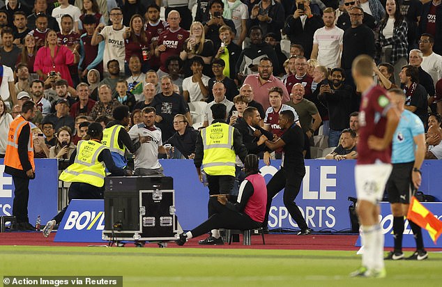Navijači West Hama primijetili su se sukobljavajući se s Pitchside Stewards tijekom igre Chelsea