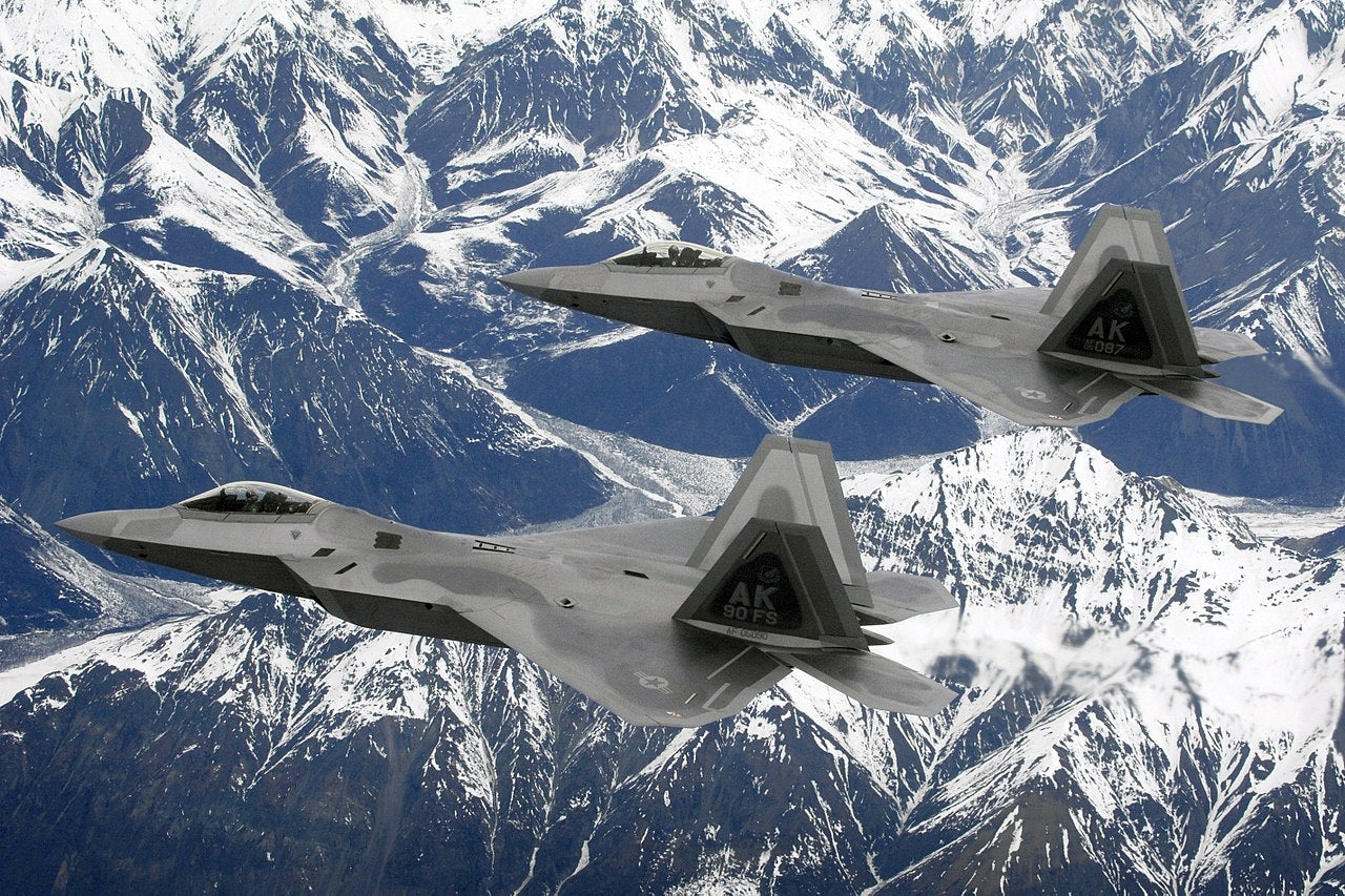 F-22 Raptors lete misiju za obuku u blizini zrakoplovne baze Elmendorf
