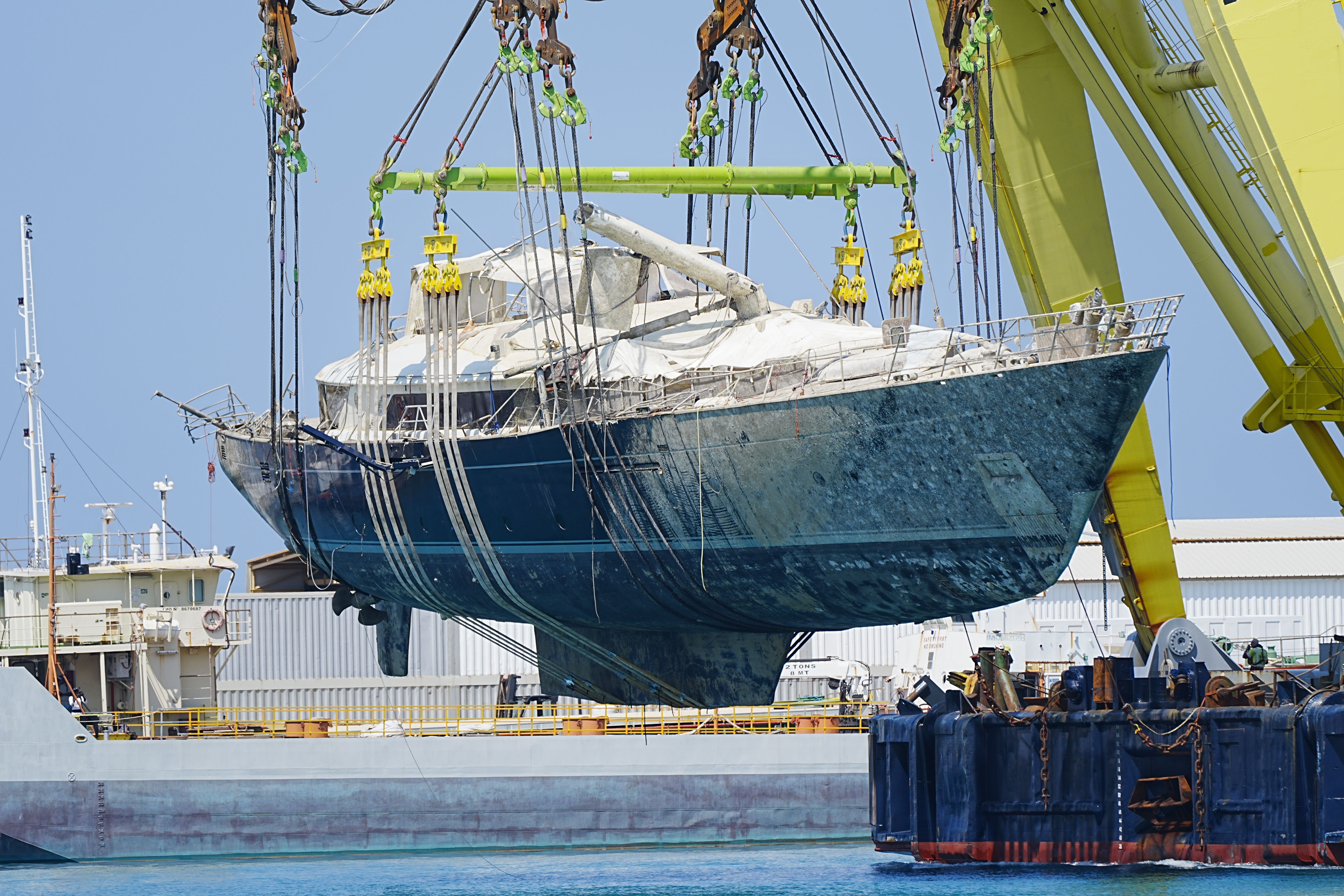 Superyacht Mikea Lyncha, Bayesov je premješten nakon što je podignut na površinu u blizini ribarskog grada Porticello na Siciliji