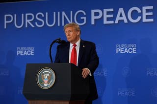 Predsjednik Donald Trump sluša tijekom konferencije za novinare s ruskim predsjednikom Vladimirom Putinom u zajedničkoj bazi Elmendorf-Richardson na Aljasci
