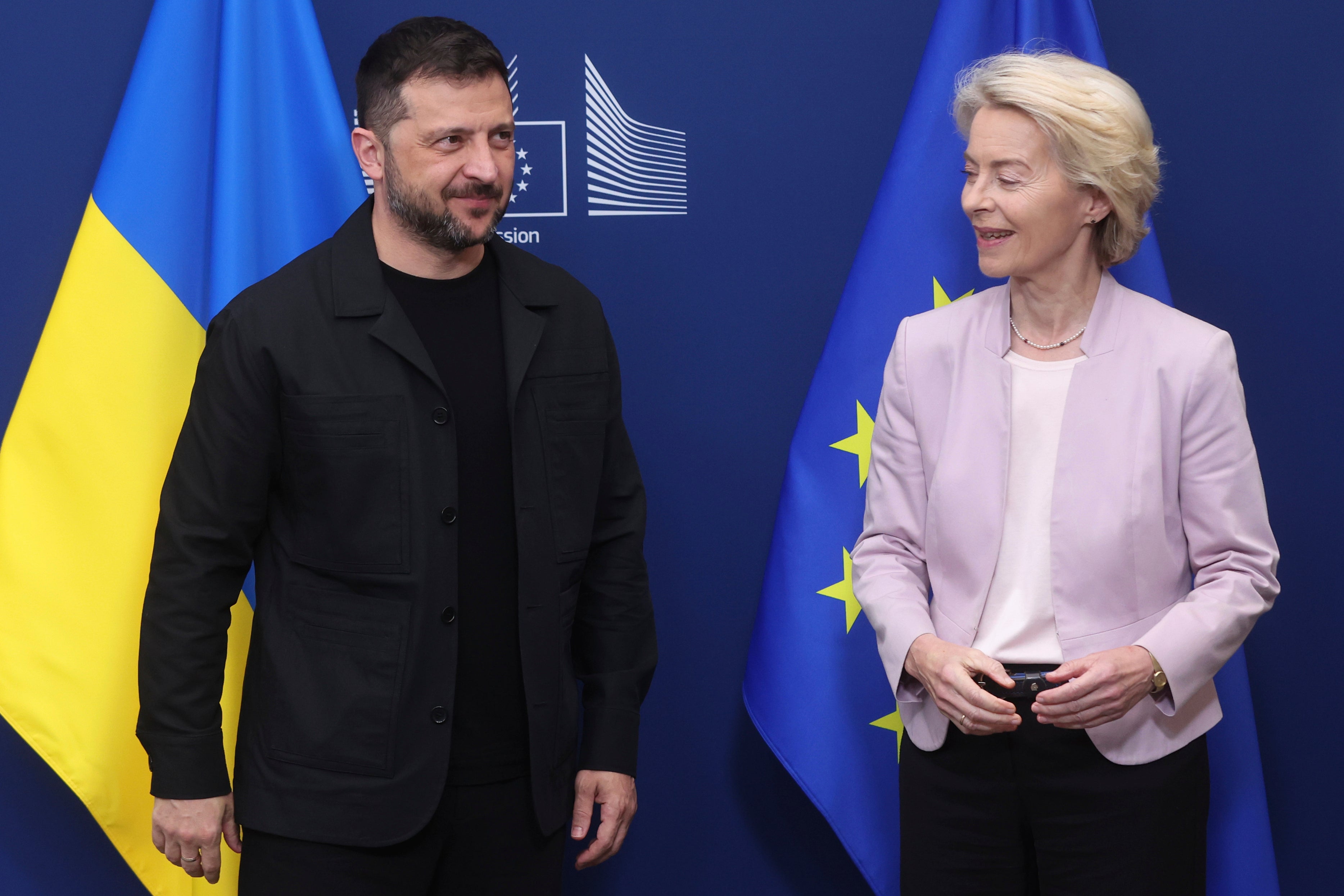 Predsjednica Europske komisije Ursula von der Leyen pozdravlja Ukrajinsku predsjedniku Volodymyr Zelenskyy u Bruxellesu u nedjelju