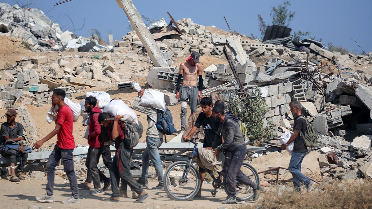 Palestinci ispred ruševina