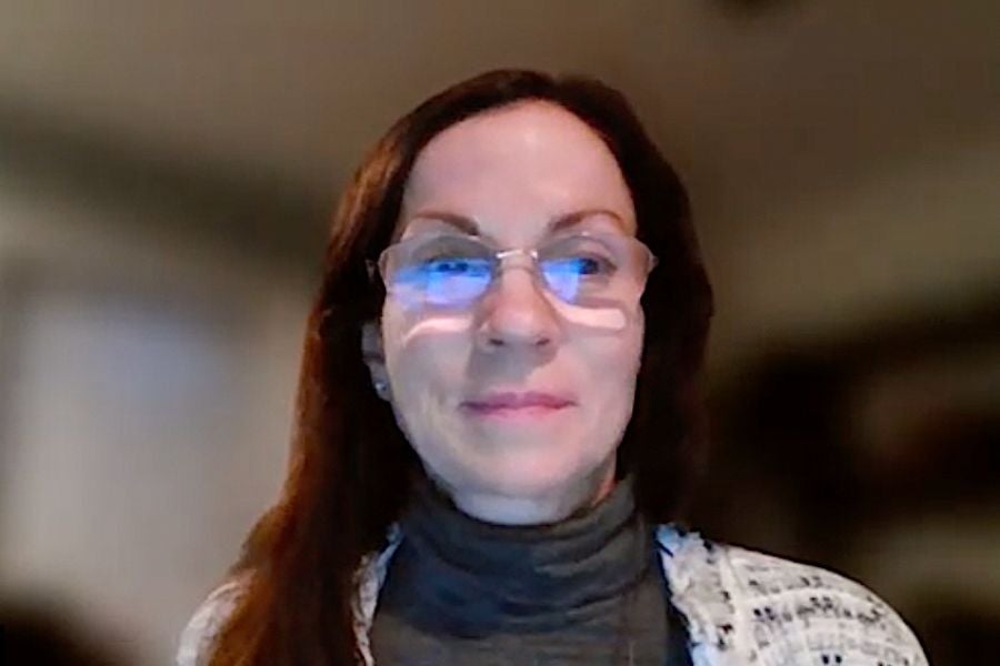 Wilton, Connecticut, CFO Dawn Norton također je radio kao gradski službenik na 2000 milja daleko u Greybullu, Wyoming