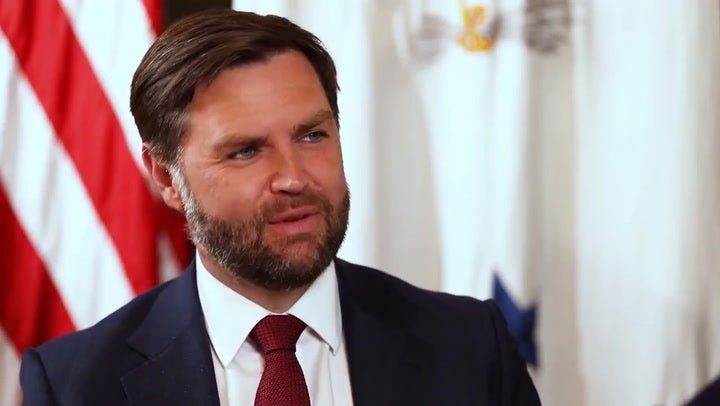 Drugo Vance putovanje, za kajakaštvo u rijeci Ohio ranije ovog mjeseca, došlo je do optužbi da je uprava zatražila da se podigne vodostaj za potpredsjednika, ali njegov ured rekao je da je to zahtjev za tajnu službu u vezi sa sigurnošću da nije svjestan da nije svjestan