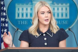 Sekretar za tisak Bijele kuće Karoline Leavitt razgovara s novinarima u sobi za brifings James Brady u Bijeloj kući