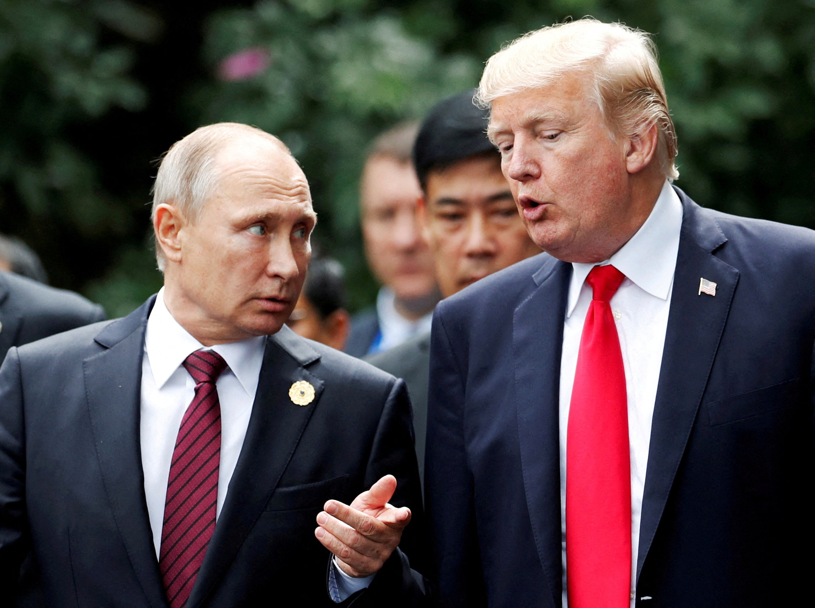 Donald Trump i predsjednik Rusije Vladimir Putin razgovaraju tijekom obiteljske foto sesije na samitu APEC -a u Danangu, Vijetnam, 11. studenog 2017