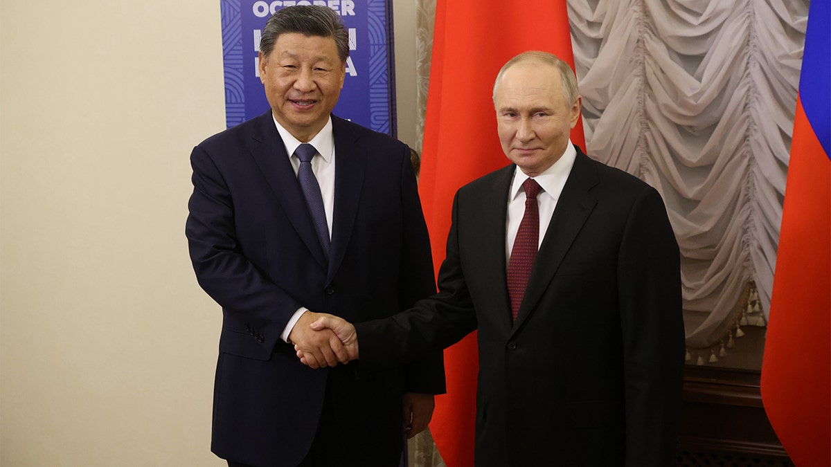 Ruski predsjednik Putin i kineski predsjednik Xi Jinping rukujući se.