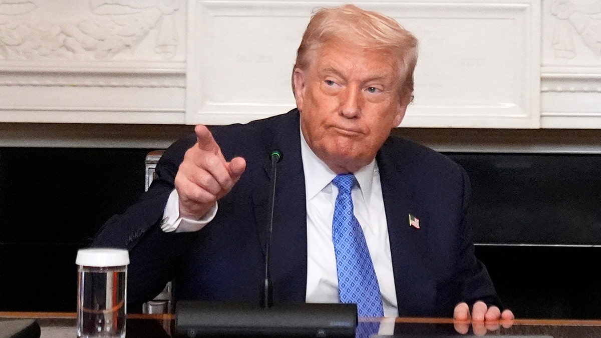 Donald Trump pokazuje u Bijelu kuću