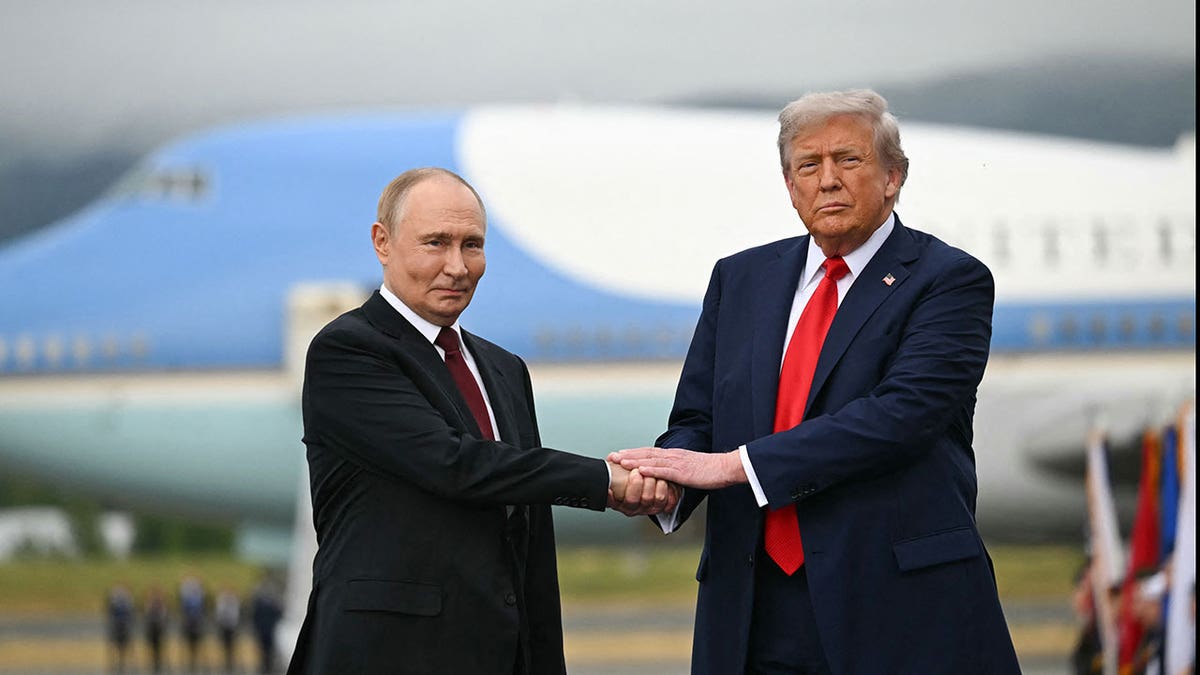 Trump i Putin pozdravljaju se na Aljasci
