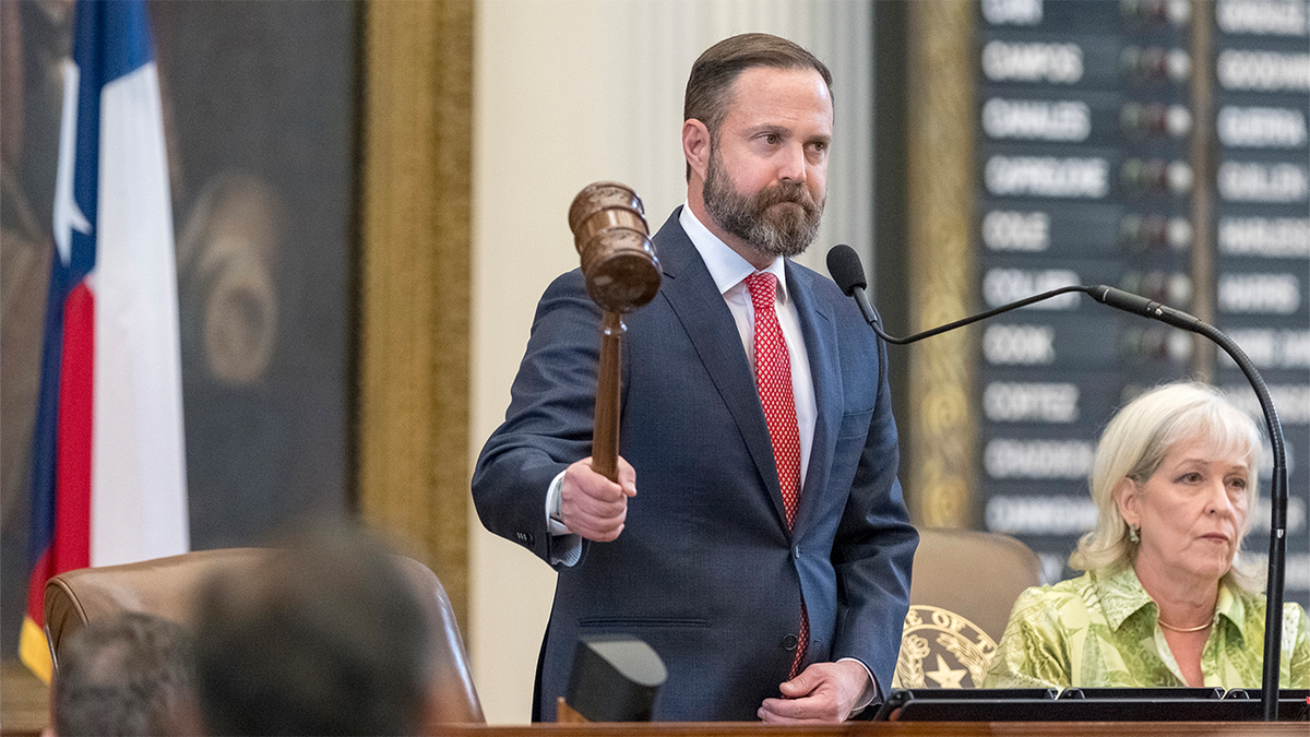 Kućni govornik Dustin Borrow iz Lubbocka završava posebnu sesiju nakon što nije uspio doći do kvoruma u petak, 15. kolovoza 2025., u Austinu u Teksasu.