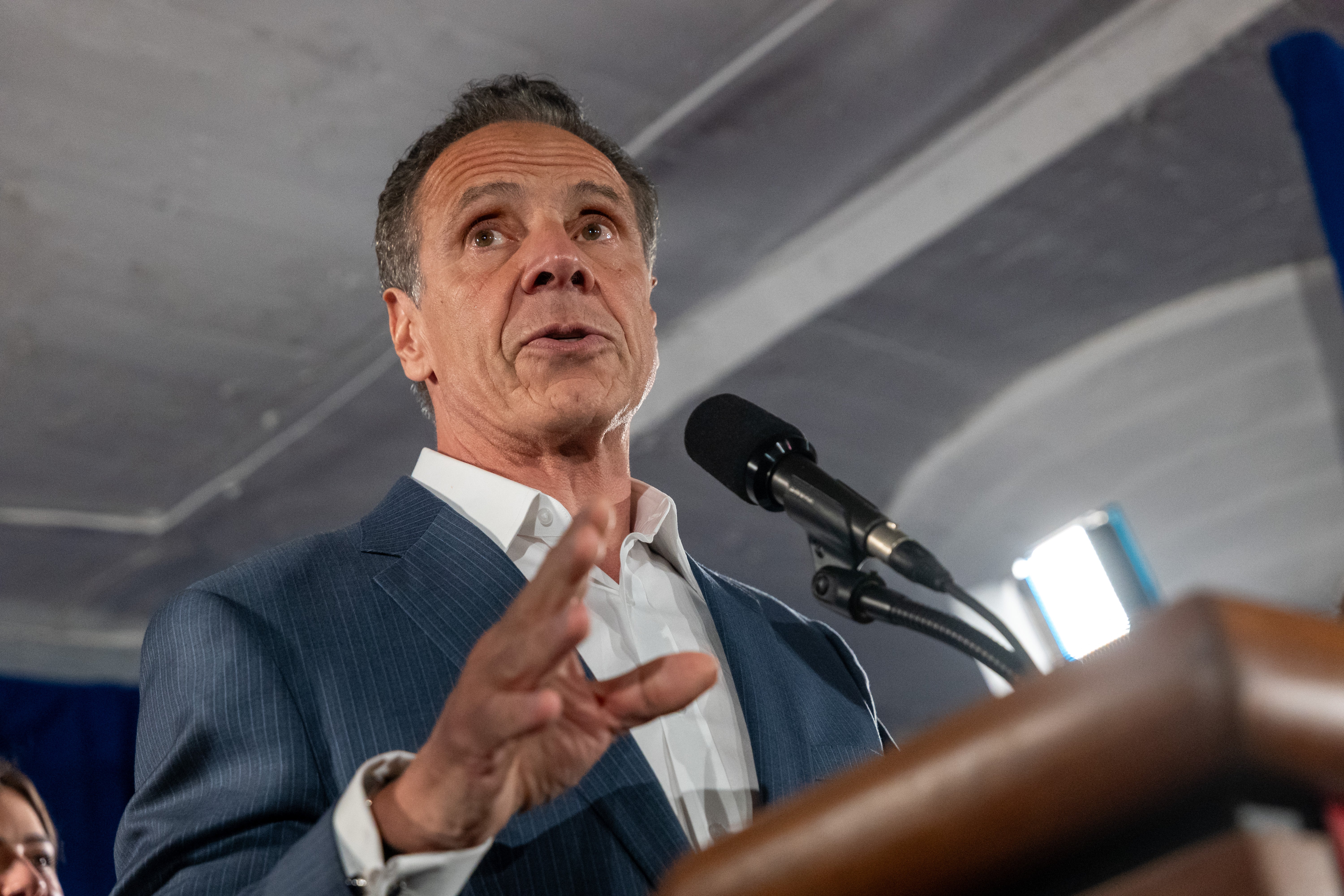 Bivši guverner New Yorka Andrew Cuomo, na slici, rekao je gomili prikupljanja sredstava tijekom vikenda, predsjednik Donald Trump pomoći će mu da pobijedi svog suparnika Zohran Mamdani u utrci za gradonačelnika New Yorka Cityja