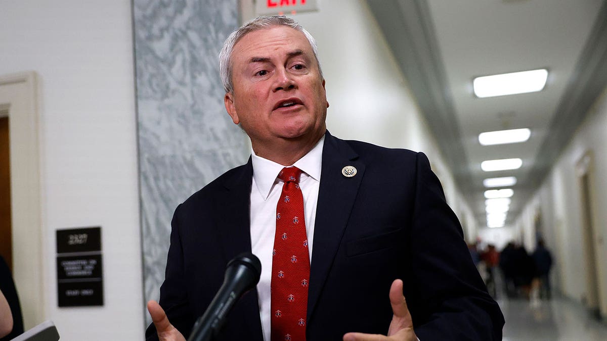 James Comer na mikrofonima
