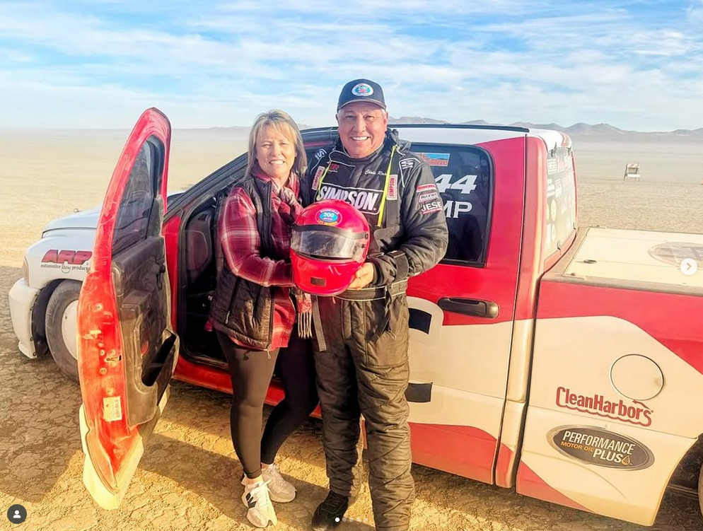 Chris Raschke sa suprugom Connie Patterson na krevetu El Mirage Dry Lake u jugoistočnoj Kaliforniji u studenom 2024.