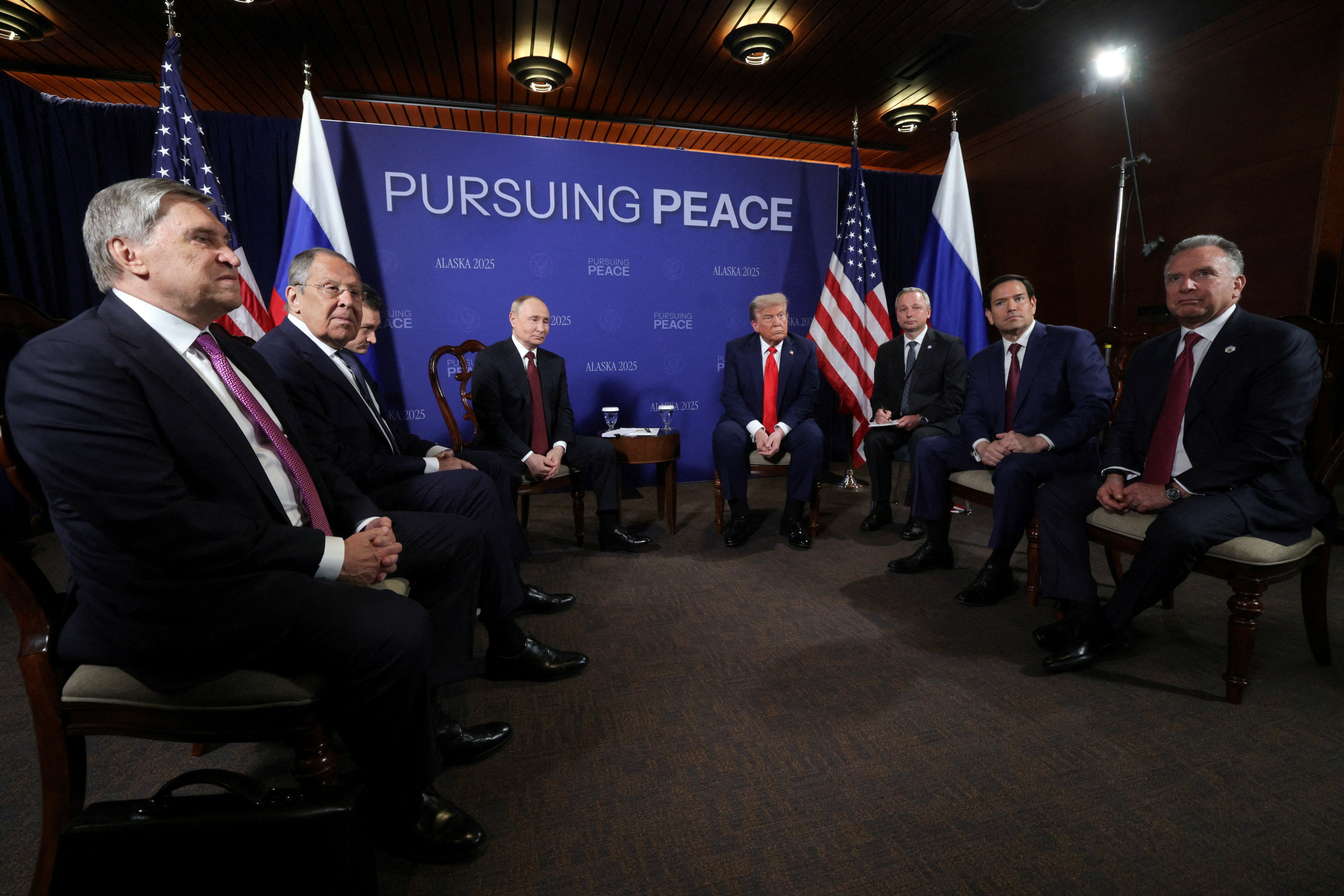 Ruski predsjednik Vladimir Putin i američki predsjednik Donald Trump sudjeluju na sastanku, jer je ruski predsjednički pomoćnik Yury Ushakov, ruski ministar vanjskih poslova Sergey Lavrov, američki državni tajnik Marco Rubio i specijalni američki izaslanik Steve Witkoff Sit Sit u blizini, u zajedničkoj bazi Elmendorf-Richardson In Anchorage, Alaska