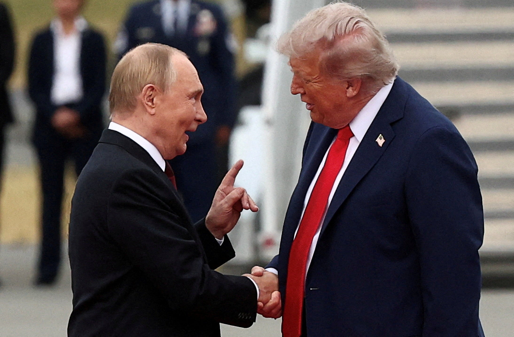 Putin i Trump rukuju se tijekom svog sastanka na Aljasci