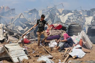 Palestinci pregledavaju štetu na mjestu izraelskog štrajka na skloništu za ukidanje šatora koji su raselili ljude, u Deir al-Balah