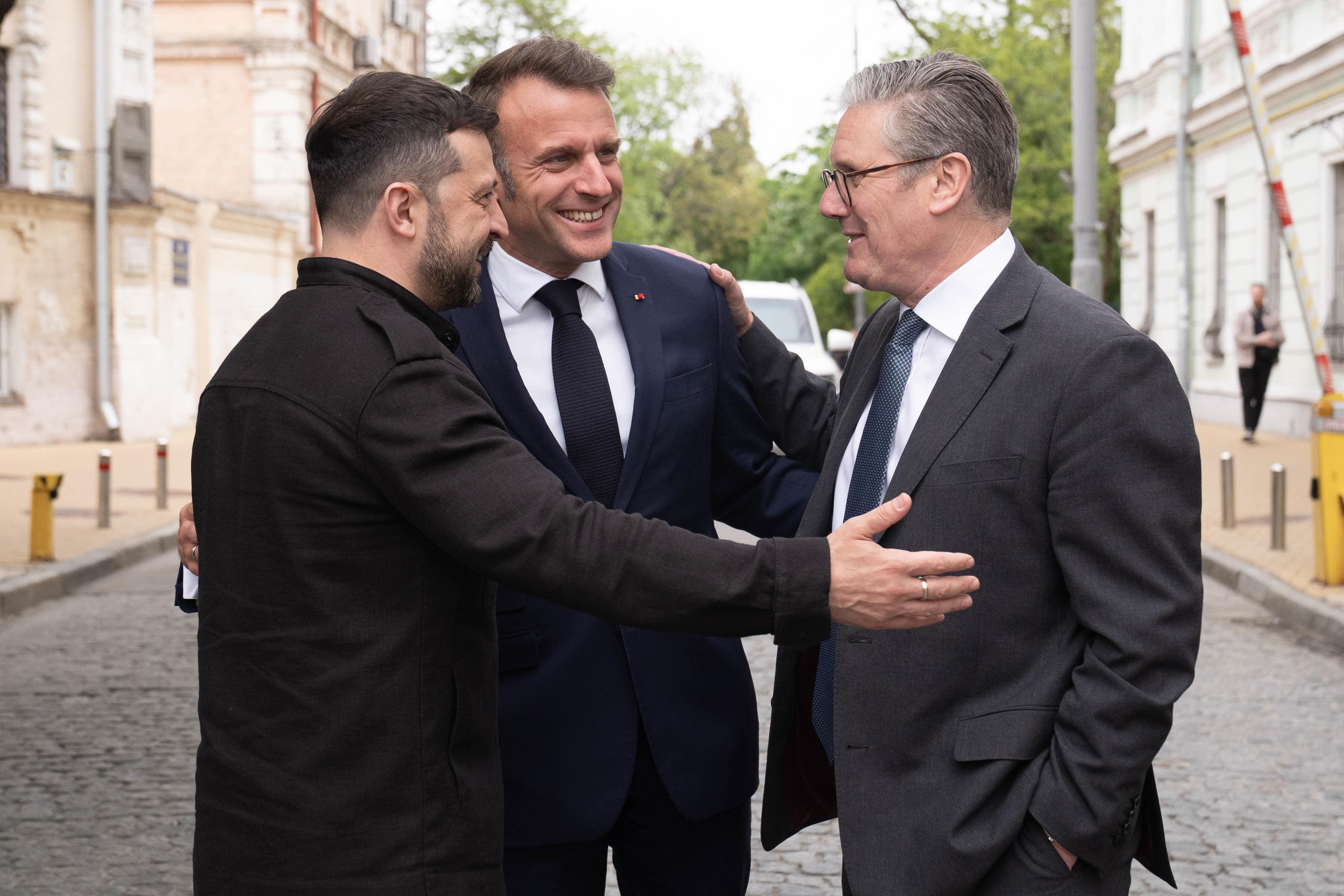 Ukrajinski predsjednik Volodimyr Zelensky, francuski predsjednik Emmanuel Macron i premijer Sir Keir Starmer obilaze ulice Kiyiva, Ukrajina, nakon sastanka takozvane