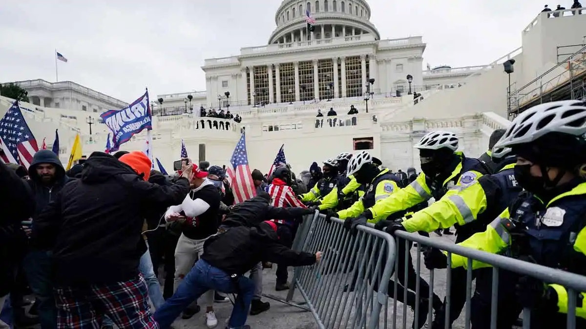 Policija pokušava zadržati prosvjednike tijekom nerede 6. siječnja u američkom Kapitolu 2021. godine.