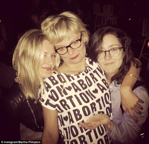 Zvijezda je zagovornik pobačaja i aktivist. Viđena je gore u haljini za promjenu 'pobačaja' u 2018. godini