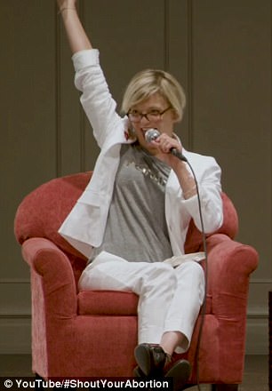 Obraćajući se gomili pristaša, Plimpton, koji je javno govorio o dva pobačaja koja je imala kao mlada žena u prošlosti, rekao je na sjednici gradske vijećnice: 'Seattle ima određeni značaj za mene iz puno razloga