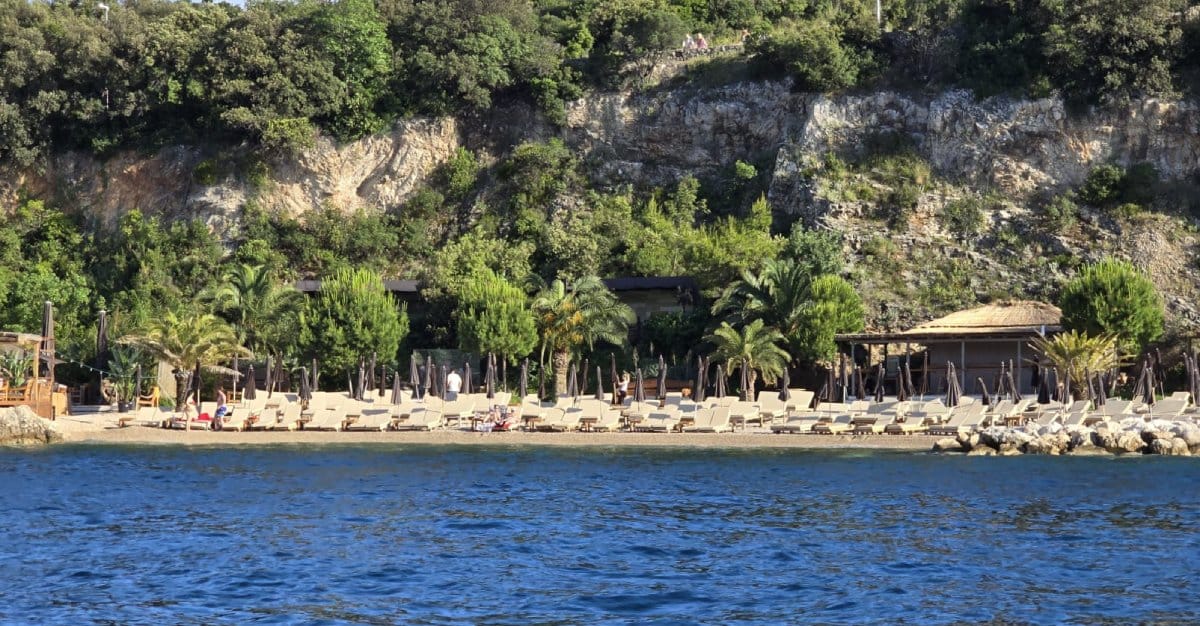 FOTO Pogledajte što su učinili od obale Hvara: "Dok se ne izvadi zadnja vida zabodena u stine"