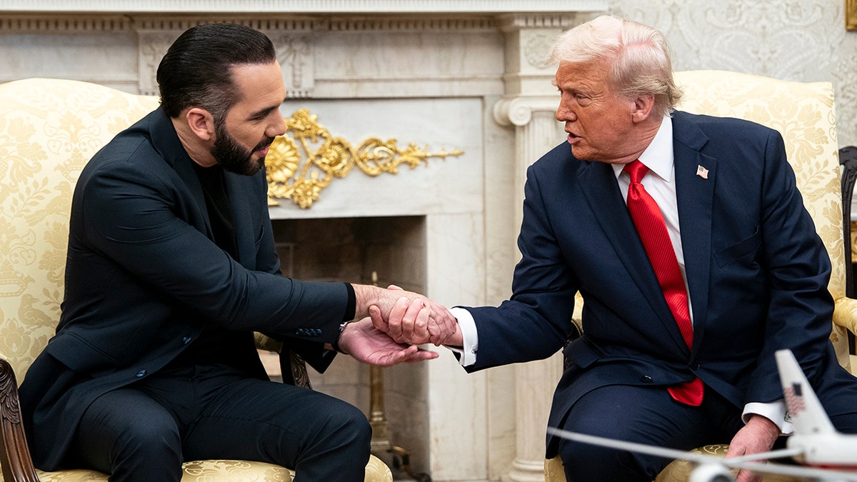 Predsjednik Donald Trump rukuje sa salvadoranom predsjednikom Nayibom Bukeleom