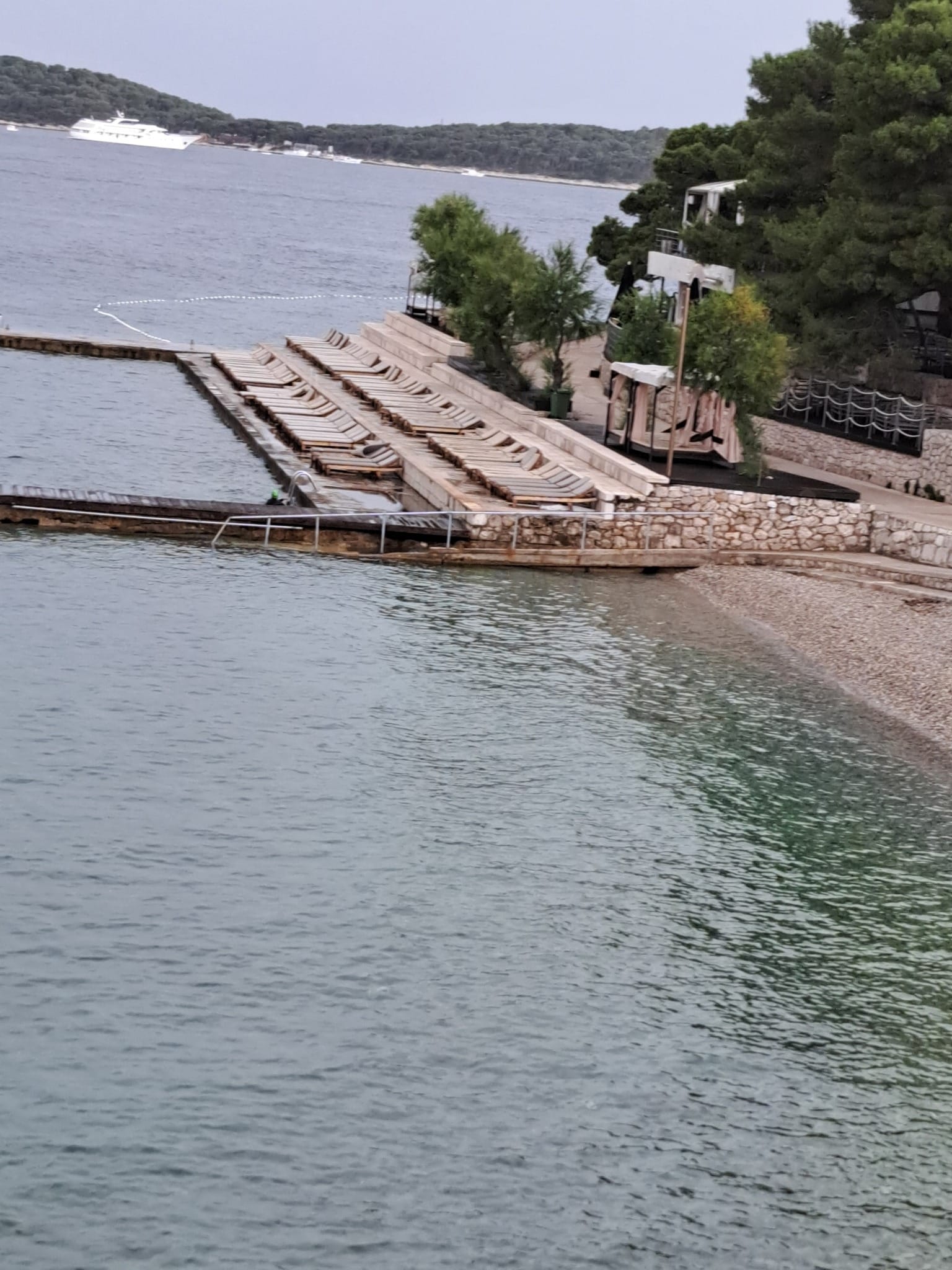 FOTO Pogledajte što su učinili od obale Hvara: "Dok se ne izvadi zadnja vida zabodena u stine"