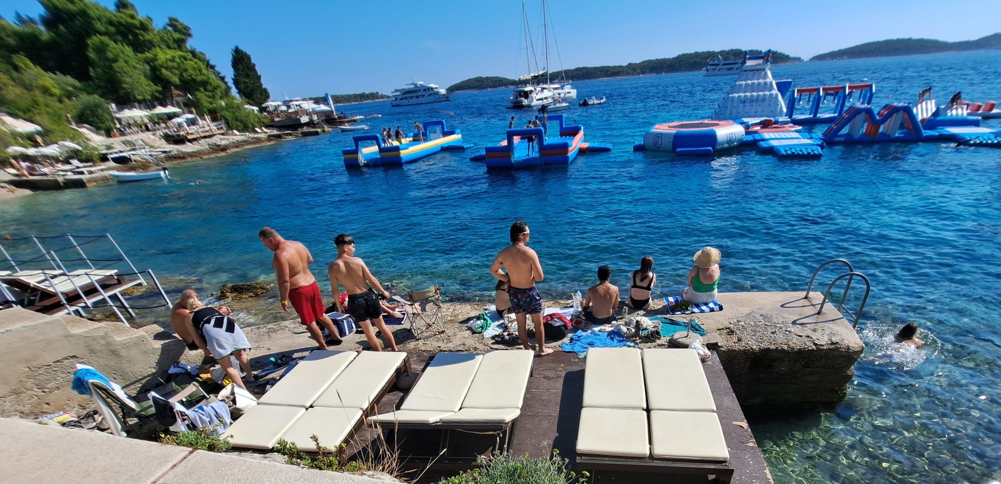 FOTO Pogledajte što su učinili od obale Hvara: "Dok se ne izvadi zadnja vida zabodena u stine"