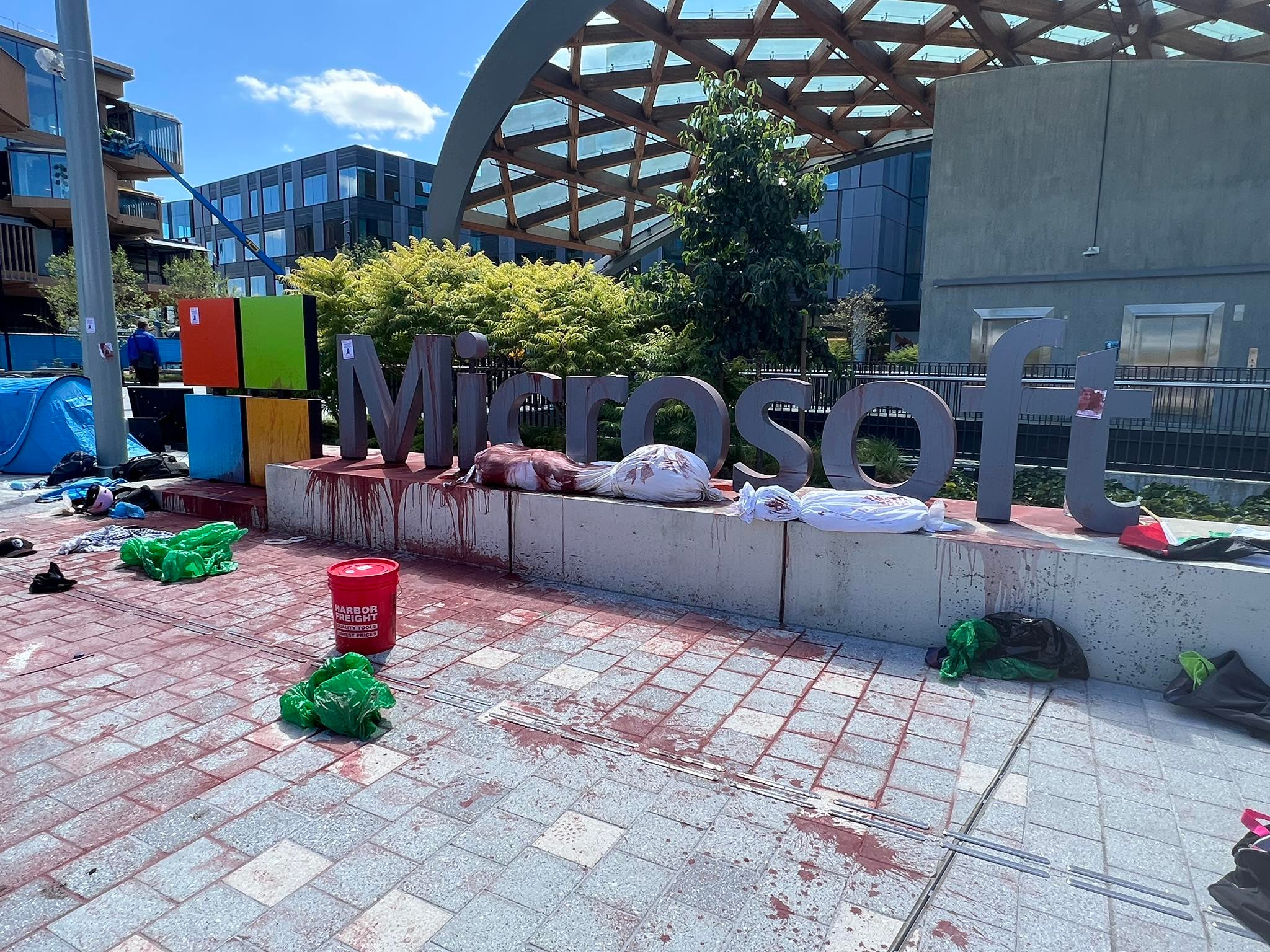 Kampus Microsoft u Redmondu prosvjednici su natopili crvenom bojom, priopćila je policija