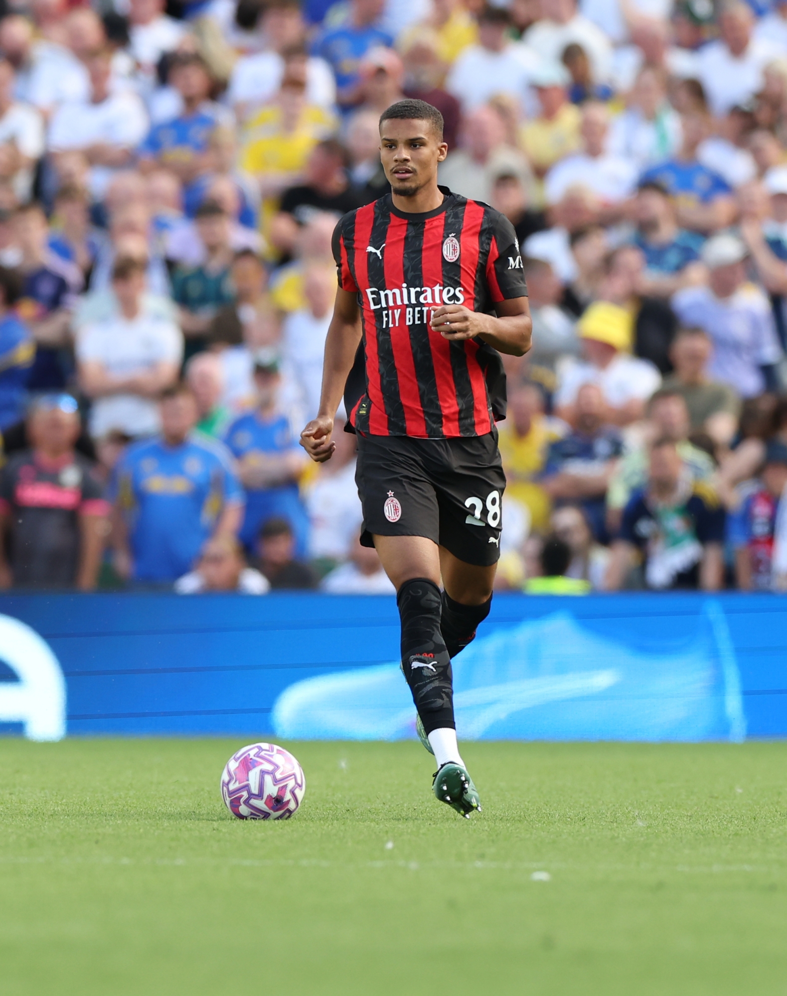 DUBLIN, Irska - 09. kolovoza: Malick Thiaw iz AC Milana u akciji tijekom predsezonske prijateljske utakmice između Leeds Uniteda i AC Milana na stadionu Aviva, 09. kolovoza 2025. u Dublinu, Irska. (Foto Claudio Villa/AC Milan putem Getty Images)