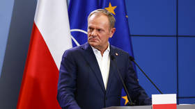 Poljski PM eksplodiraju 'lokalni idioti' nakon skandala neonacističke zastave (video)